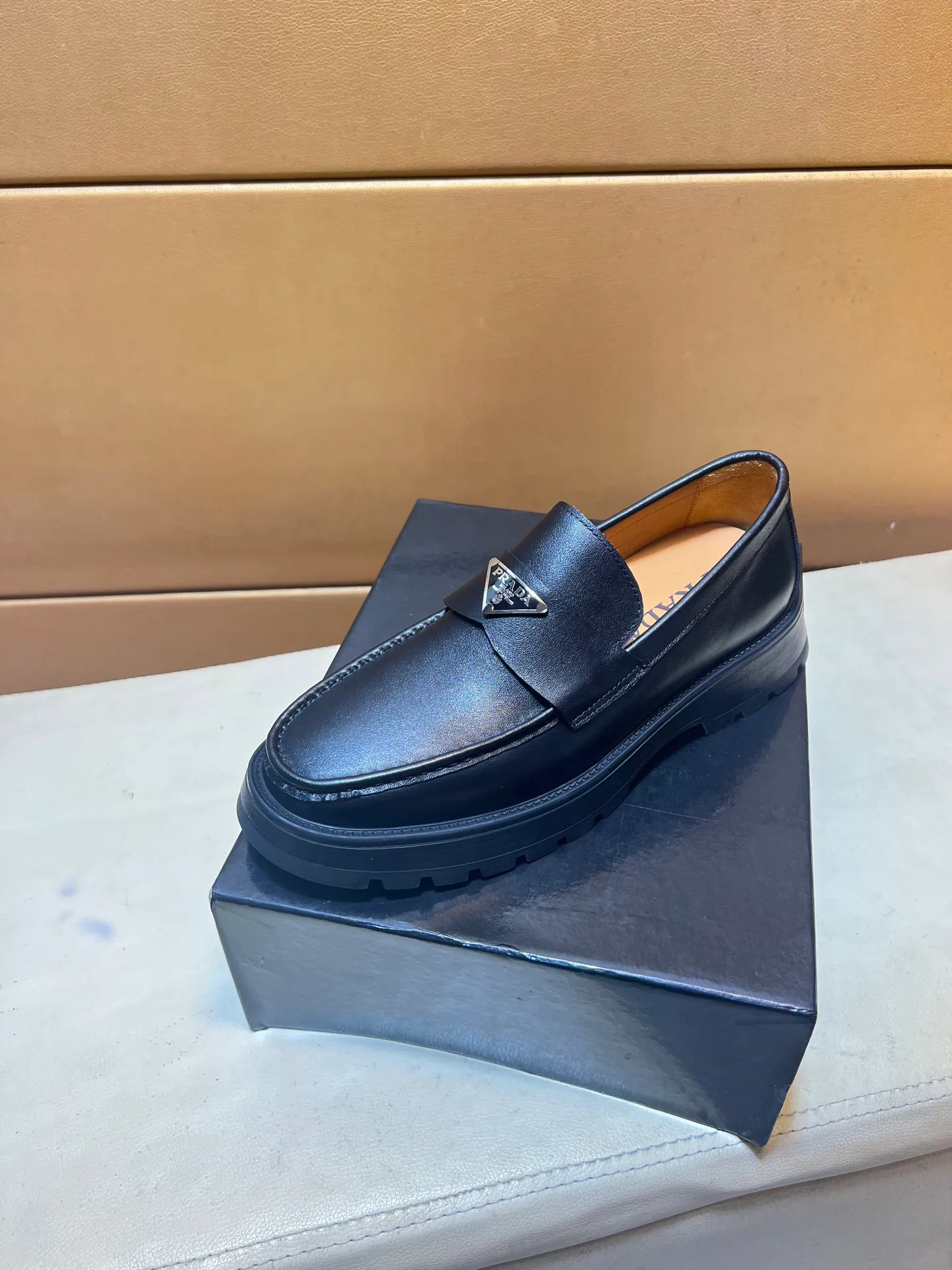 pp440💰👑👑👑 PRADA*PRADA Niuli·Exclusive first release·～Unique modern style sneakers. Counter purchasing 🏃casual leather shoes😍😍 original shiny leather imported from Italy (refuses to discolor and rub feet) soles: original soles specially provided by the original factory, super cool 😍 lace up and walk with wind 👍 style design ⚠️ super comfortable, wear-resistant and non-slip original soles. Just like shooting the real thing🎬The real thing is better. Suitable for outdoor and driving👍Perfect high-quality sneakers, men's shoe size: 38-44